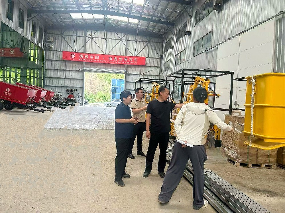 市农机发展中心殷进领一行到访威海中颐现代农装调研果园机械化设备