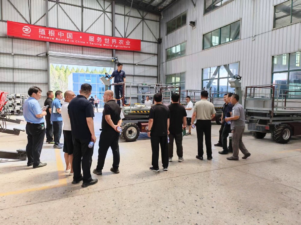 陕西米脂现代果业考察团莅临威海考察 共探山地果园机械化升级路径